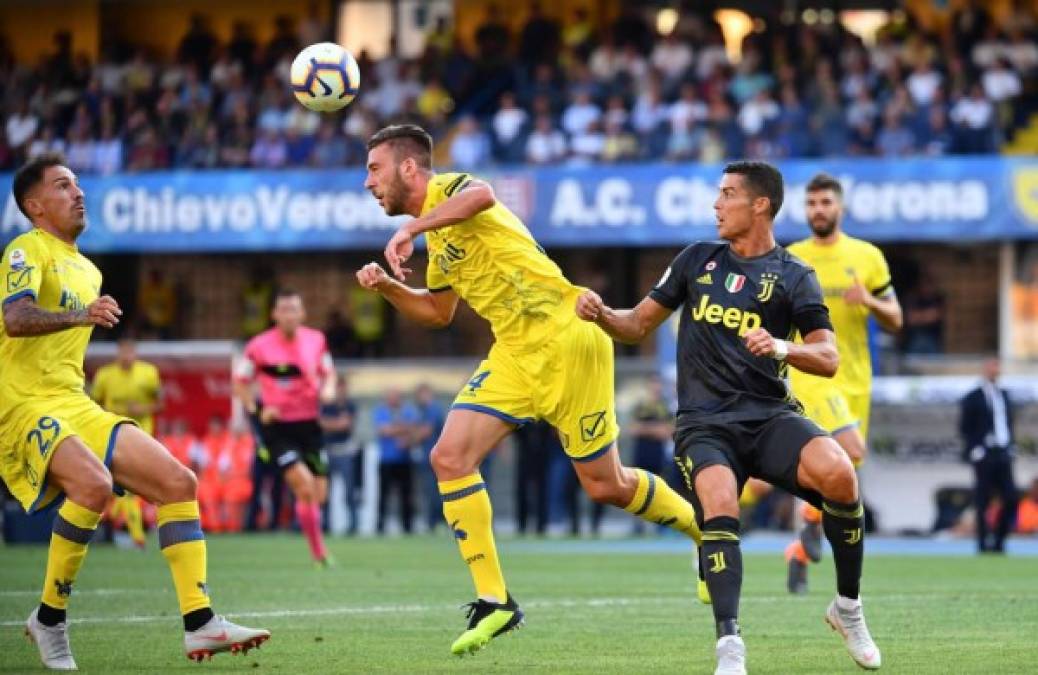 Cristiano Ronaldo estuvo bien marcado por la defensa del Chievo Verona.