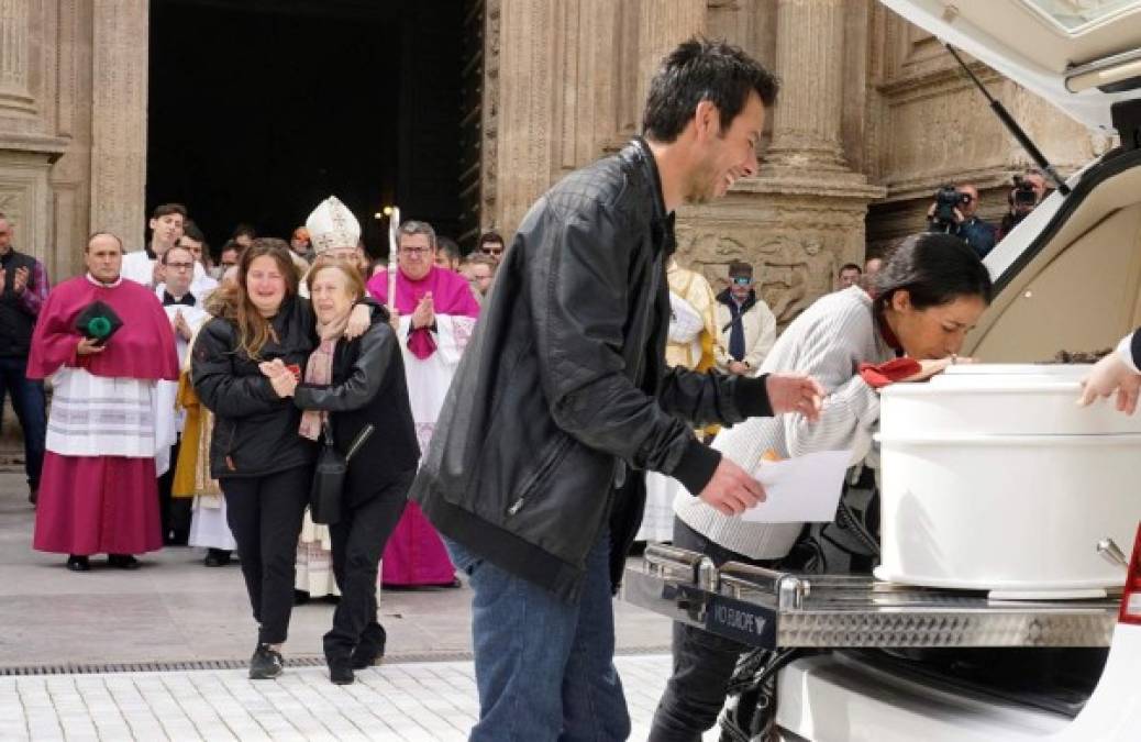 GRAF1044. ALMERÍA, 13/03/2018.- Los padres de Gabriel Cruz acompañan el féretro a la salida de la Catedral de Almería, donde esta mañana se ha celebrado el funeral por el pequeño de 8 años que murió estrangulado el mismo día de su desaparición, el 27 de febrero, un caso en el que ha sido detenida Ana Julia Quezada, la pareja del padre, que ha pasado la segunda noche en los calabozos de la Guardia Civil de Almería. EFE/ Carlos Barba