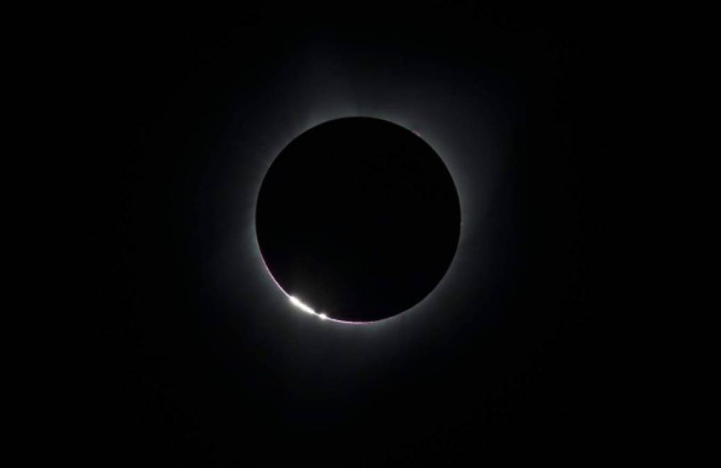GRE77 MADRAS (OR), 21/08/2017.- Fotografía cedida por la NASA que muestra el eclipse solar total visto desde Madras, Oregon, hoy, lunes 21 de agosto del 2017. El eclipse de hoy supone un acontecimiento en EE.UU., donde es total y se puede ver de costa a costa. EFE/NASA/Aubrey Gemignani/CRÉDITO OBLIGATORIO/SOLO USO EDITORIAL/PROHIBIDA SU VENTA
