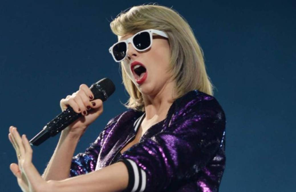 Taylor Swift se ha destacado este año como la artista femenina que más ingresos ha generado tras una etapa musical, marcada por el éxito de su disco 1989 y por la multitudinaria acogida que recibió la gira de conciertos con la que se dedicó a promocionar el álbum por todo el mundo.