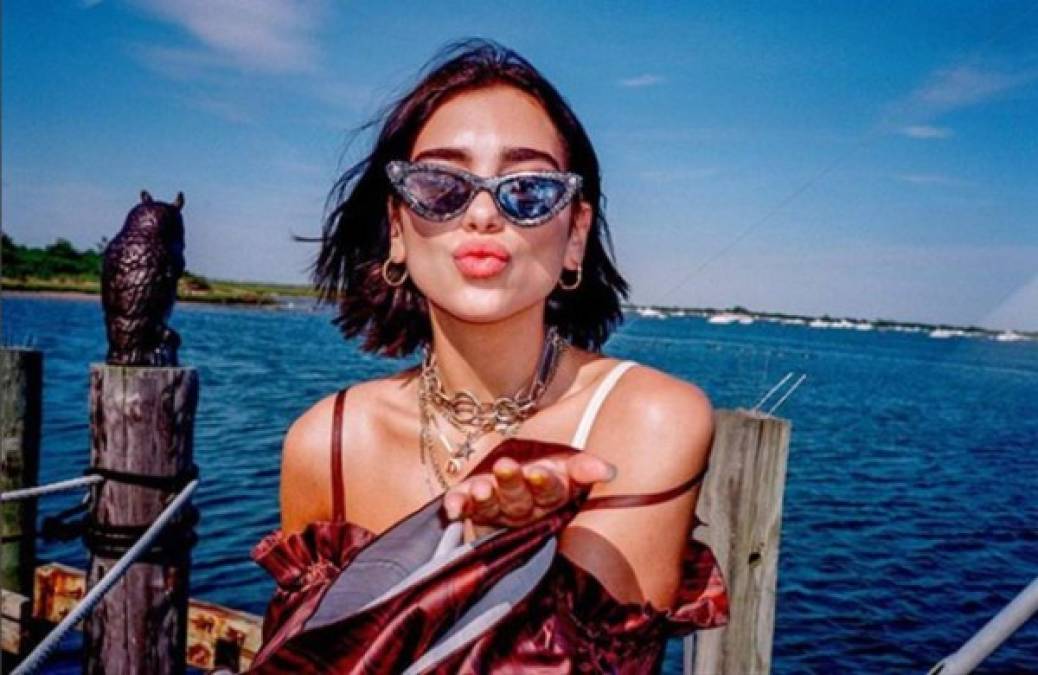 La cantante Dua Lipa impactó al lucir su figura con muy poca ropa en las redes sociales.