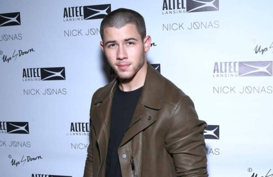 Nick Jonas, cantante de los Jonas Brothers fue diagnosticado de diabetes tipo 1. Encontraron que tenía un nivel de azúcar en sangre mayor de 700 ( lo normal es tenerlo entre los 70 y 120), con ejercicio y con una dieta saludable ha podido reducir su azúcar en sangre.