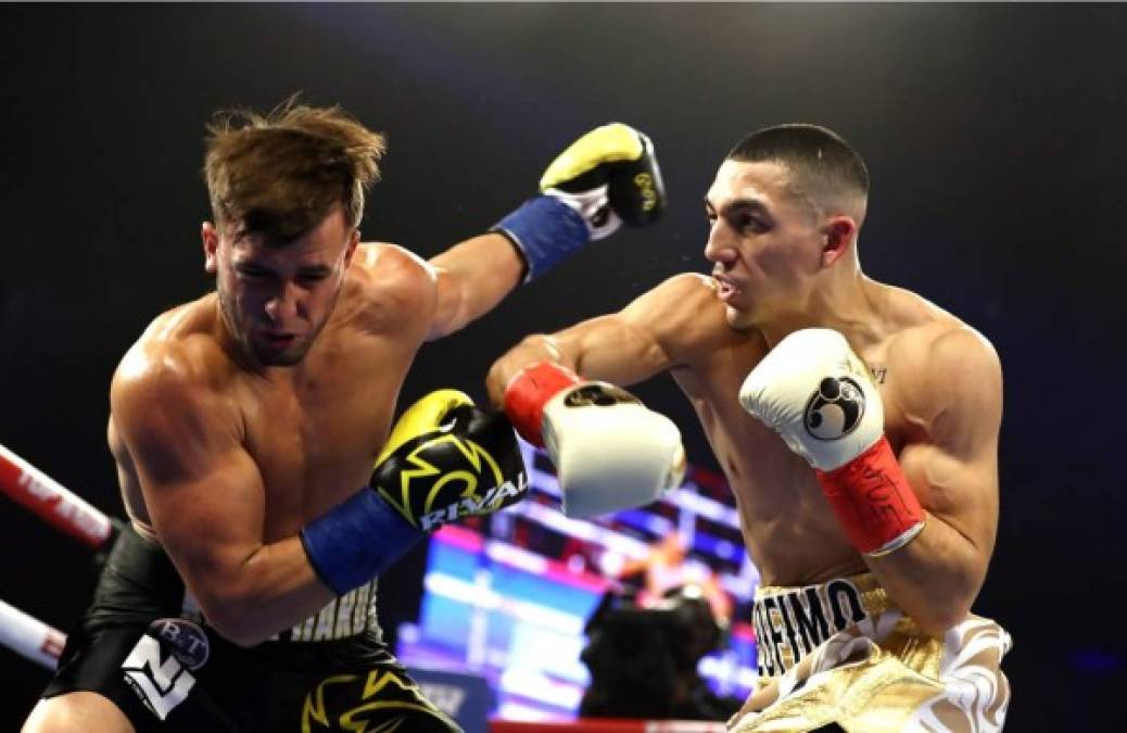 Fue una lluvia de golpes que le propinó el pugilista hondureño Teófimo López al boxeador estadounidense Mason Menard.