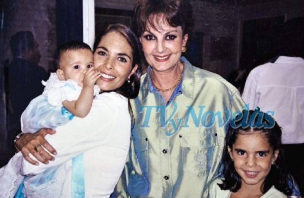 Paulina en los brazos de Mariana Levy, junto a su abuela Talina Fernández y su hermana Maria Levy.