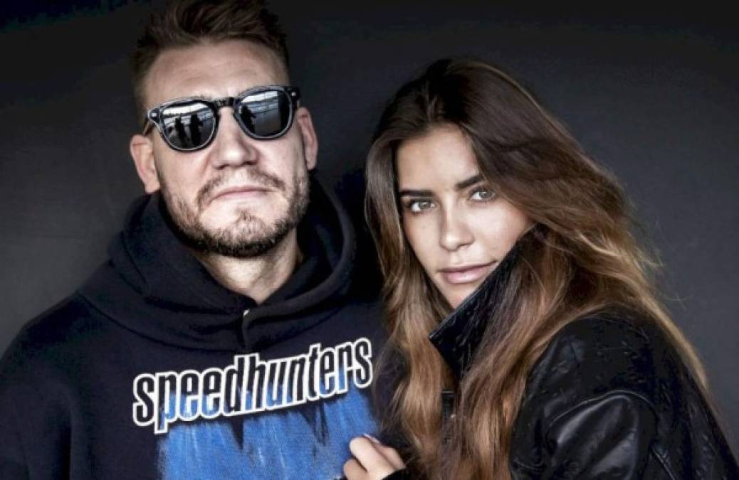 El delantero danés Nicklas Bendtner ha causado revuelo en su país luego de la compra que se realizó en medio de la pandemia del coronavirus. El jugador inclusive ha sido señalado por su bella esposa ya que actualmente está sin trabajo.