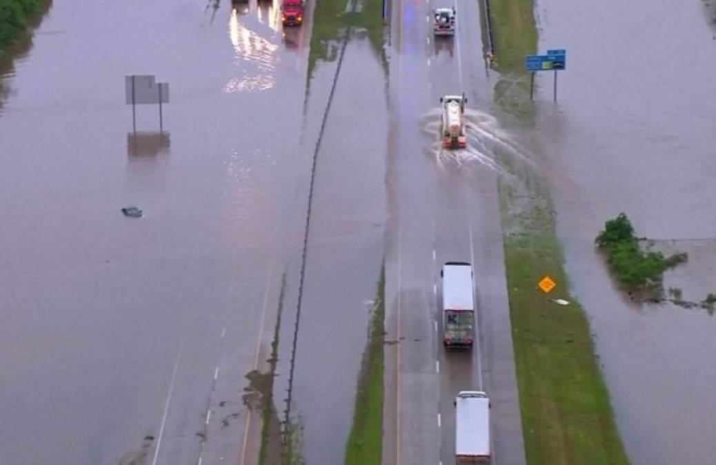 Tormentas eléctricas con granizo y fuertes vientos dañinos han provocado severas inundaciones en esa región, según informa el Servicio Meteorológico Nacional.