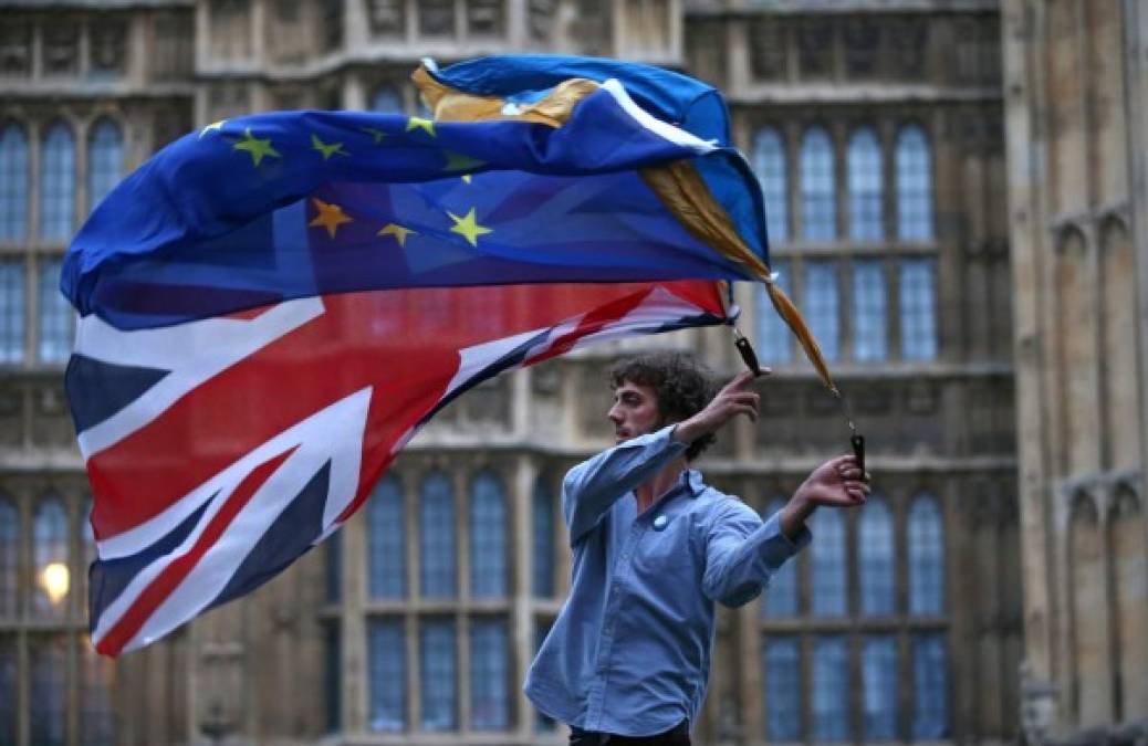 EXPECTATIVA. Con las banderas en la mano. Un simpatizante de la permanencia de Reino Unido en la Unión Europea ondea la bandera británica y la de la UE en Londres.