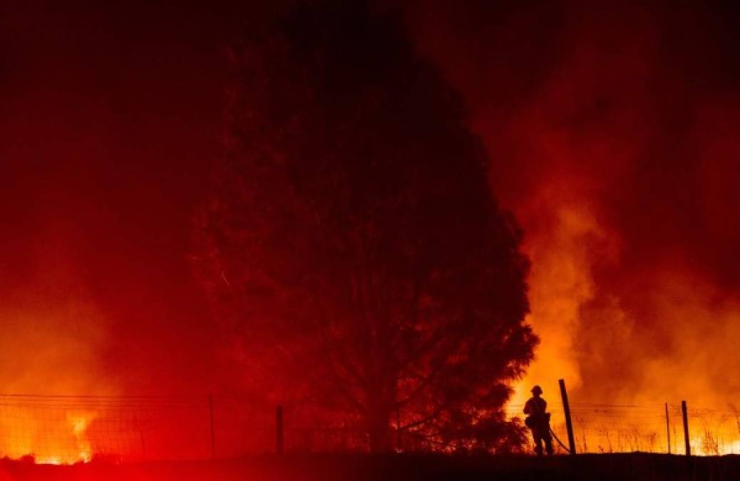 El Departamento de Protección de Incendios informó que el incendio de Detwiler sólo ha sido extinguido en un 10 por cierto, afectando principalmente a la localidad de Mariposa, a 80 kilómetros de Yosemite.