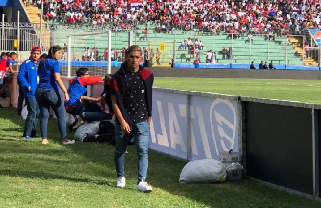 Otro jugador de otro equipo. José Mario Pinto, de la UPN pero que su ficha le pertenece al Olimpia, no jugó con los Lobos ante Motagua y llegó al Nacional para apoyar a los merengues.