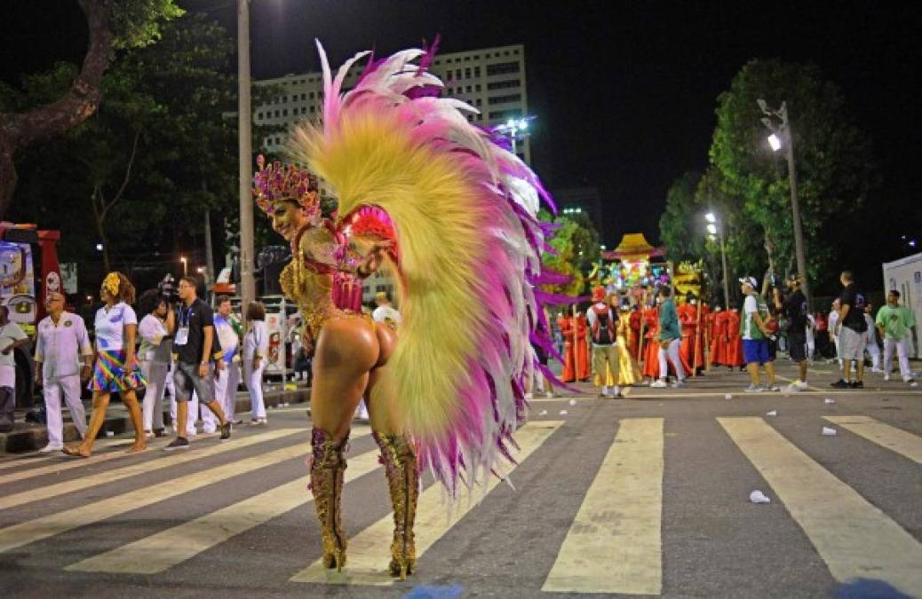 Las bailarinas se preparan durante un año, tonificando sus cuerpos y tomando clases de samba, para un espectáculo que es juzgado en menos de una hora.