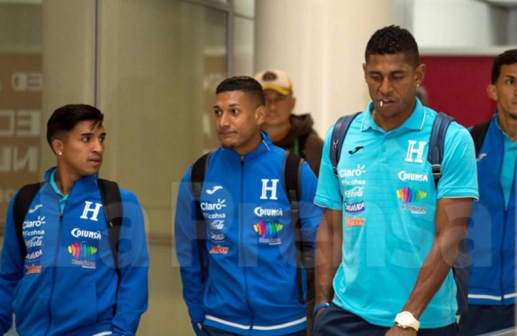 Michaell Chirinos, Bryan Acosta y Carlo Costly reflejan el cansancio del largo viaje.