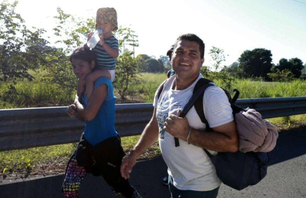 Algunas madres de familia viajan con sus pequeños hijos en brazos, otras más empujan el carrito con sus bebés, y apresuran el paso para no quedarse atrás de la caravana.