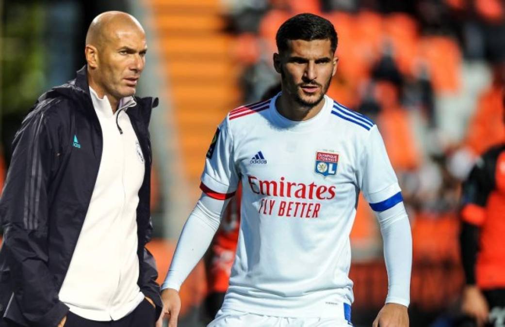 ¡Bombazo en el Real Madrid! Según publican los L'Equipe y Sport, Zinedine Zidane le ha pedido a Florentino Pérez el fichaje de Houssem Aouar, mediapunta y estrella del Olympique de Lyon, que es pretendido por otros grandes clubes europeos.<br/><br/>Es una petición expresa de Zizou. De hecho, la información asegura que el entrenador francés se ha contactado personalmente con Aouar para hacerle saber que lo quiere en su equipo. ZZ aprecia mucho su calidad y ya habrían intercambiado varias conversaciones telefónicas.<br/><br/>Así, el Real Madrid se mete a la puja por el talentoso jugador de 22 años que ha estado cerca de ser fichado por el Arsenal y ha sonado también para llegar al PSG.