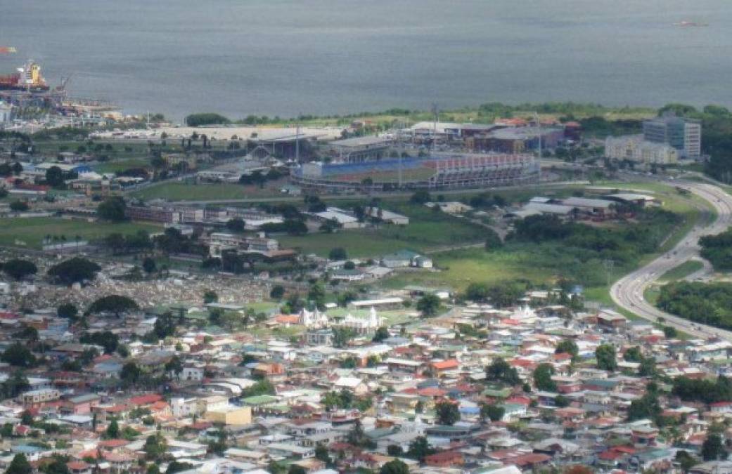 El estadio donde jugará como local Trinidad y Tobago ante Honduras queda a pocos metros de la playa.