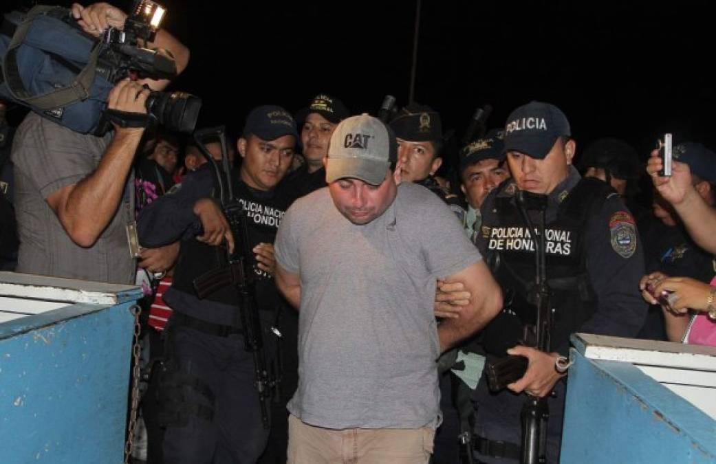En el operativo realizado por las autoridades policiales, a Plutarco Ruiz se le decomisó varias armas.