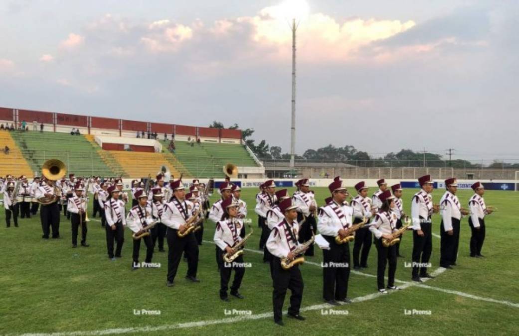 Una banda de música ambientó el inicio del partido.