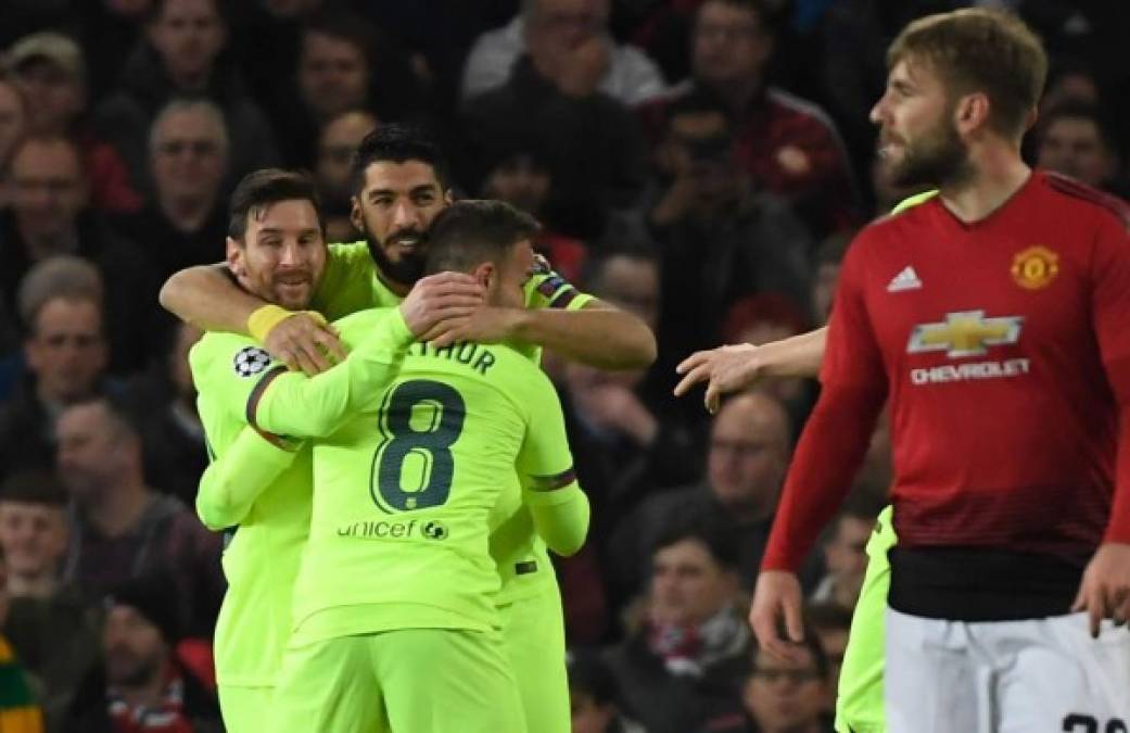 Luis Suárez celebrando el gol con Messi y Arthur.