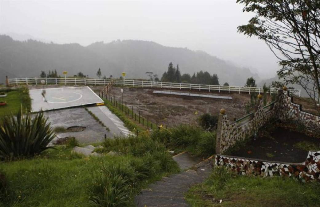 Contar la historia desde la óptica de las víctimas, en contrapeso a esa verdad a medias que narran los 'narcotours' que operan en Medellín aparece como un desafío para quitarle protagonismo al fantasma del capo que avivan las series o personajes como Jhon Jairo Velásquez, alias 'Popeye', exsicario mayor de Escobar.'Hemos dejado que otros honren la historia de los victimarios', lamentó el secretario.<br/><br/>Vista del helipuerto en el monasterio Santa Gerrudis La Magna, la que fuera en su momento la cárcel La Catedral de donde se escapó el capo colombiano Pablo Escobar.