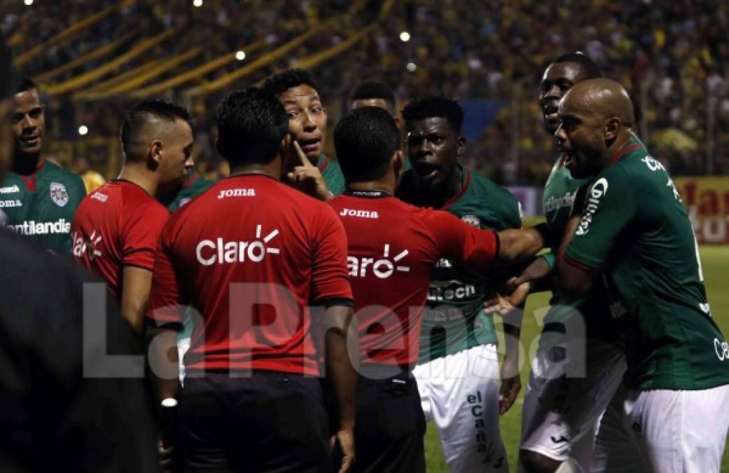 Después de pitar el penal, los jugadores del Marathón se le fueron encima al árbitro Armando Castro y después los aficionados del equipo verde se metieron al campo.