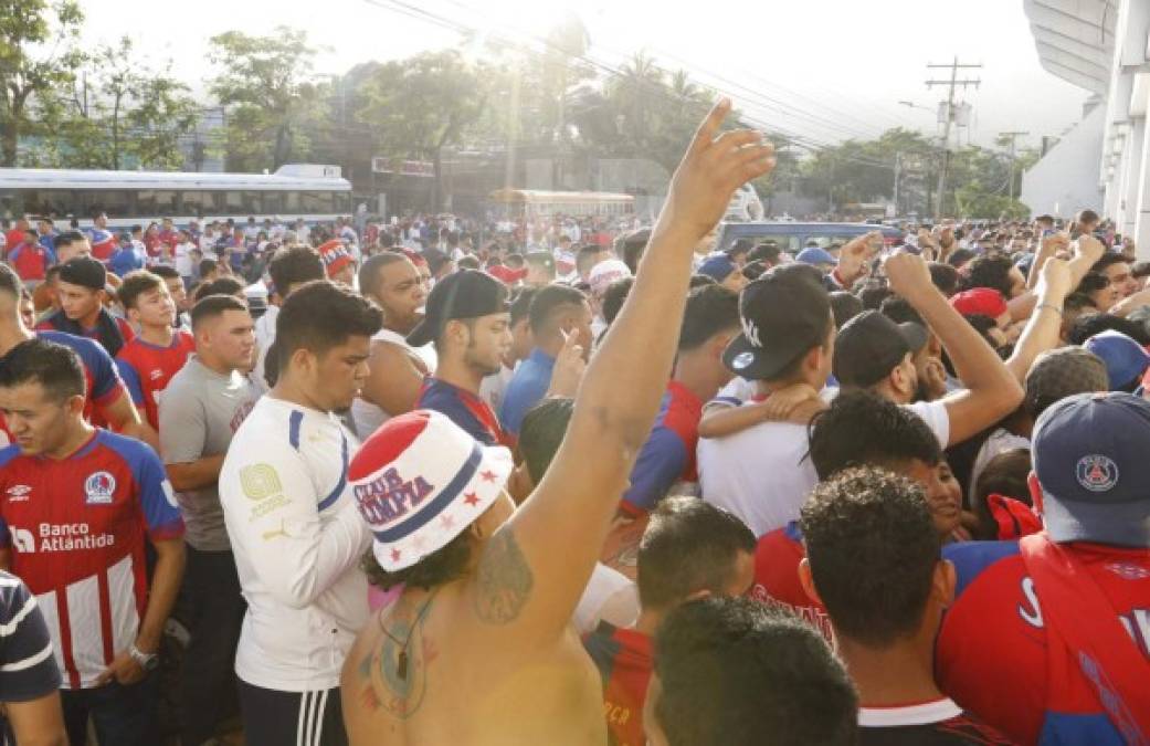 En las afueras del estadio Morazán se vivió una locura ya que los aficionados deseaban ingresar al recinto deportivo. Miles de olimpistas acudieron a ver al Olimpia.