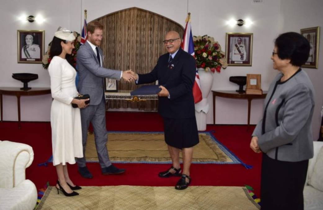 Harry y Meghan se reunió con el presidente de Fiji, Jioji Konrote, y su esposa, Sarote, quienes dieron regalos a al apareja, un diente de cachalote para el duque y un collar de perlas para la duquesa.