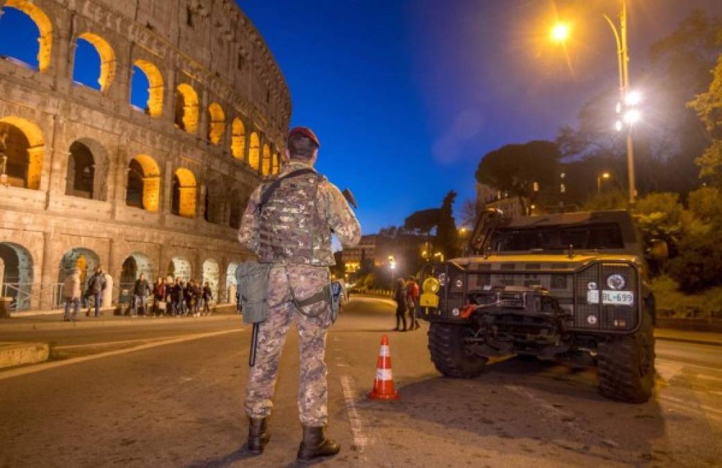 ITALIA. Roma se blinda para nochevieja. Los soldados de la armada italiana montan guardia cerca del Coliseo, en Roma, previo a los festejos de fin de año. Foto: EFE/Claudio Peri
