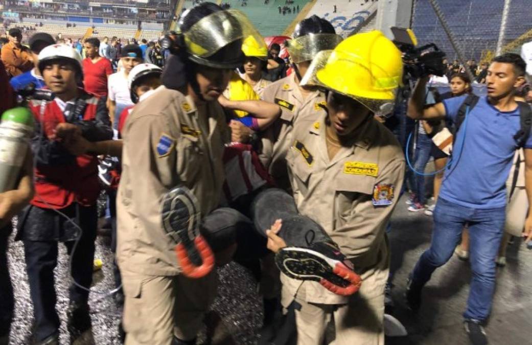 Lamentable momentos de pánico se vivieron tanto fuera y dentro del estadio Nacional de Tegucigalpa.