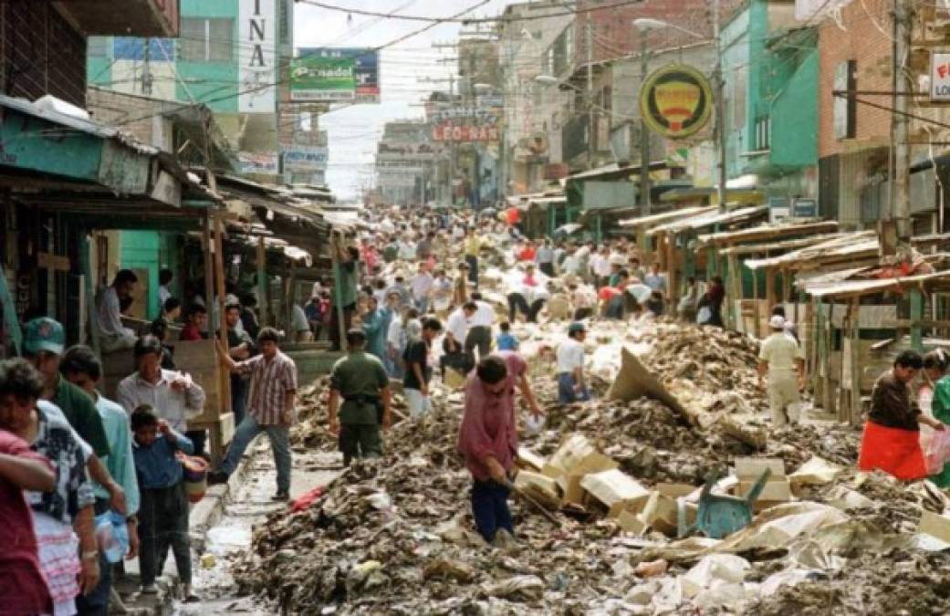 Miles de familias hondureñas fueron desplazadas a causa de la destrucción que provocó el huracán Mitch.