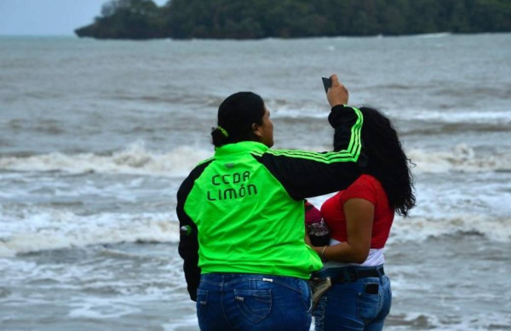 En Panamá, la tormenta dejó cuatro muertos y tres desaparecidos pero las alertas se redujeron a medida que el fenómeno se aleja en dirección al norte.