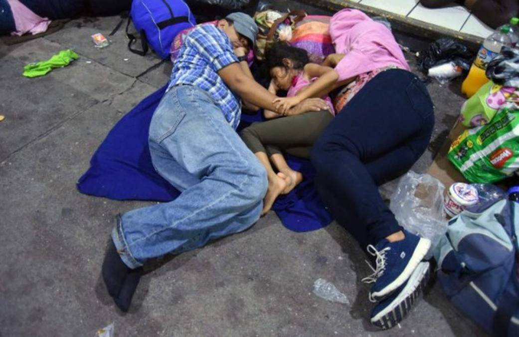 Decenas de familias hondureñas viajan en la caravana hacia Estados Unidos.