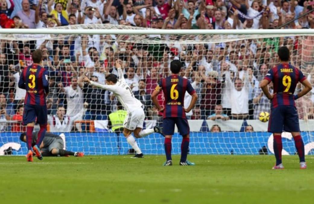 El delantero portugués del Real Madrid, Cristiano Ronaldo, celebra el gol marcado de penalti ante el FC Barcelona.
