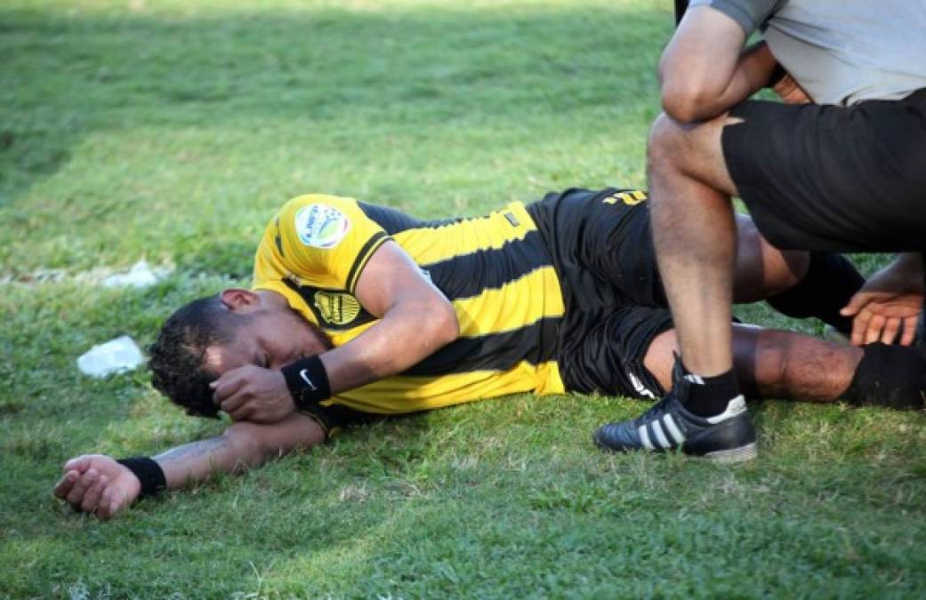 El sufrimiento de Mario Martínez tras un golpe en su rodilla derecha al final del primer tiempo del partido Vida-Real España.