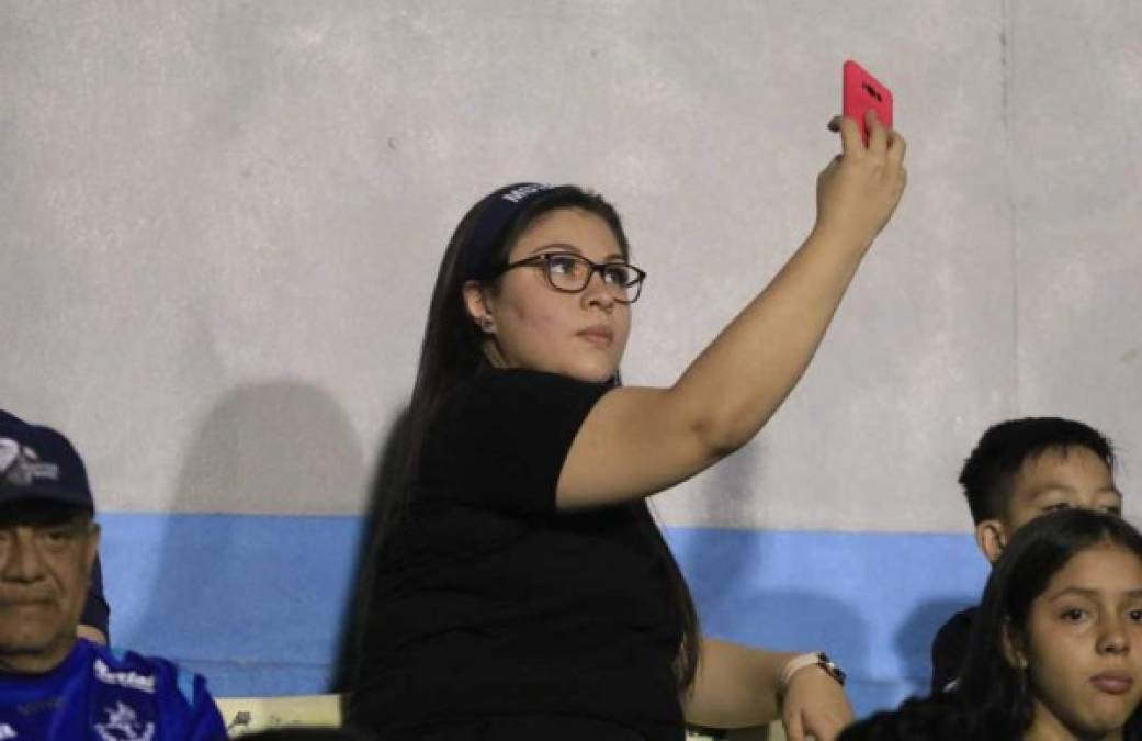 Las chicas llegaron en una muy buena cantidad para ver al club de sus amores, el Motagua.