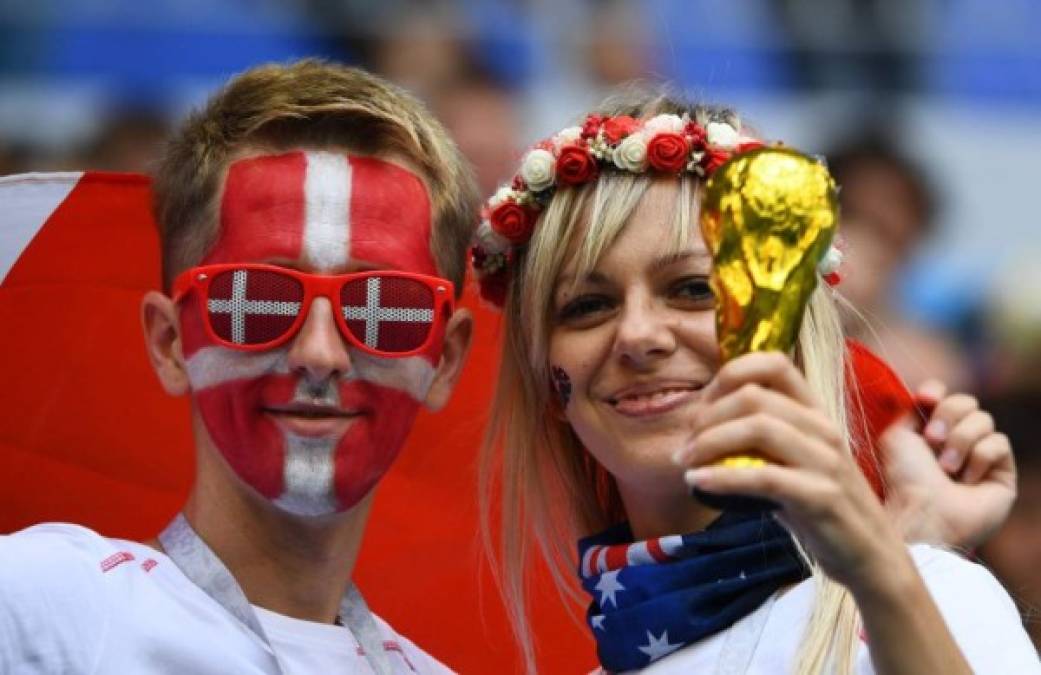 Esta bella australiana llegó con un danés.