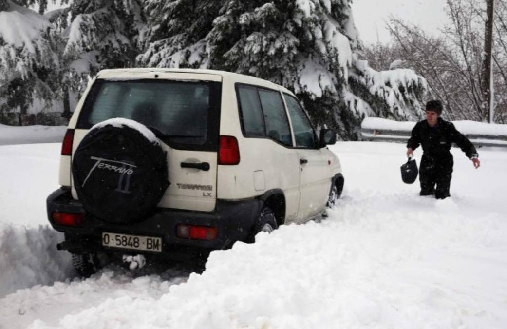 Las intensas nevadas caídas en las últimas 24 horas en la región de Cataluña (noreste) obligaron a suspender una gran parte de las rutas de transporte escolar en diez comarcas, la mayoría de los Montes Pirineos, con unos 2.000 escolares afectados.