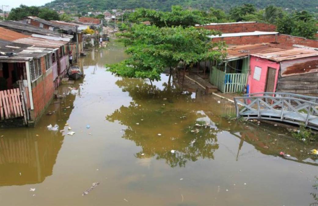 Iota ya dejó severas inundaciones en Colombia y más de 100 mil damnificados tras azotar el norte del país como depresión tropical.