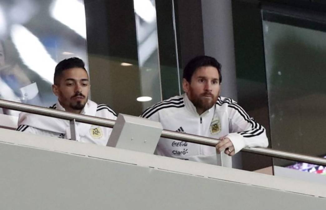 Manuel Lanzini, delantero del West Ham, acompañó a Messi en el palco del estadio Wanda Metropolitano.