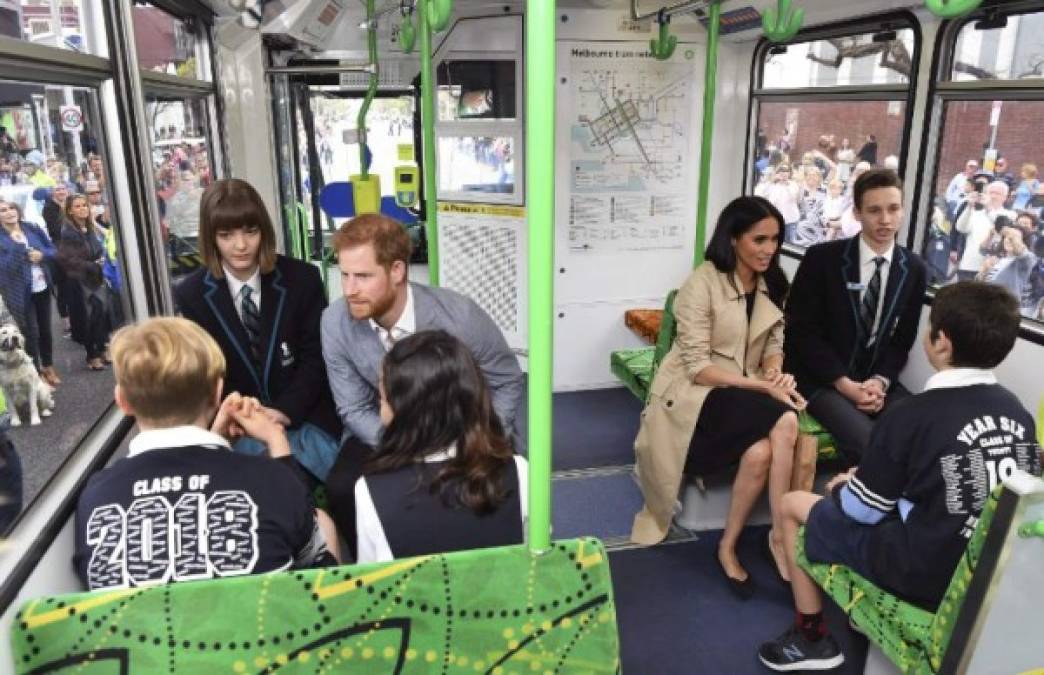 La pareja también viajó en transporte público en uno de los tranvías emblemáticos de Melbourne para un corto trayecto hasta la playa de South Melbourne.