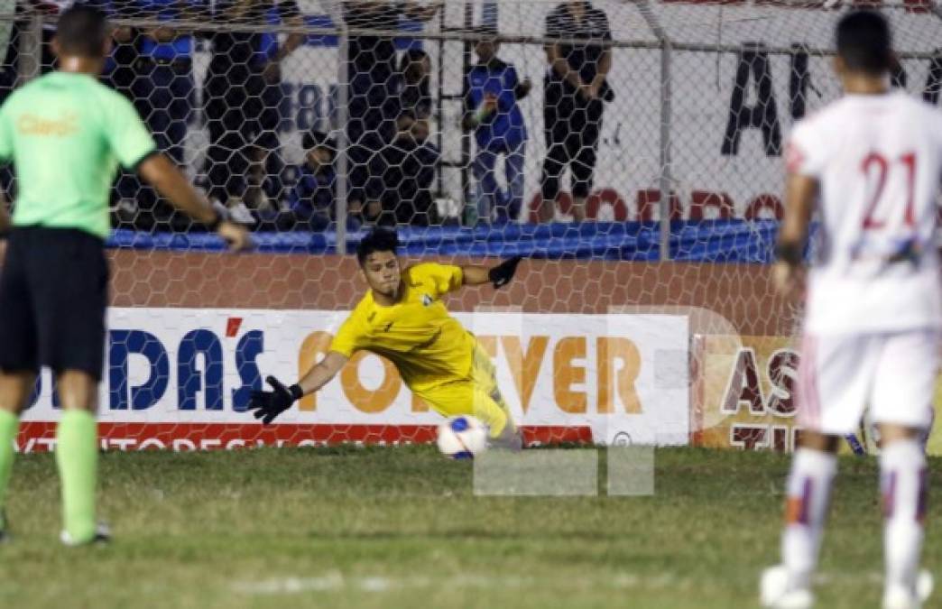 Jordy Castro, portero del Honduras Progreso, no pudo detener el penal de Carlos Meléndez.