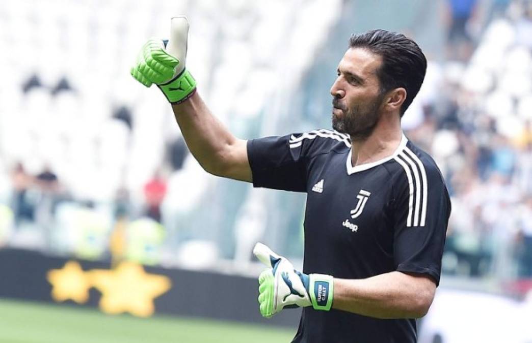 Según ' Foot Mercato', el FC Barcelona habría puesto su mirada en el portero Gianluigi Buffon de 43 años de edad. El cancerbero ya anunció su salida de la Juventus y en el cuadro culé lo ven como suplente de Ter Stegen para la próxima campaña. Foto EFE.