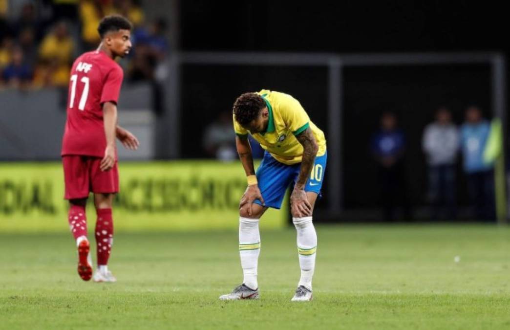 Neymar intentó seguir en el partido pese al fuerte dolor en su tobillo derecho. Foto EFE
