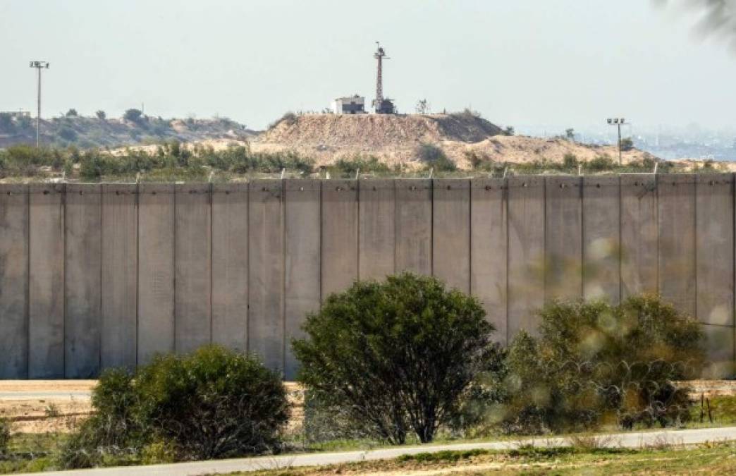 Israel comenzó a construir el muro en 2002 con el pretexto de detener la violencia que llegaba de los territorios palestinos. Trump plantea hacer lo mismo con los 'delincuentes del sur'. 'Los muros funcionan, sino pregúntenle a Israel', afirmó el magnate republicano.