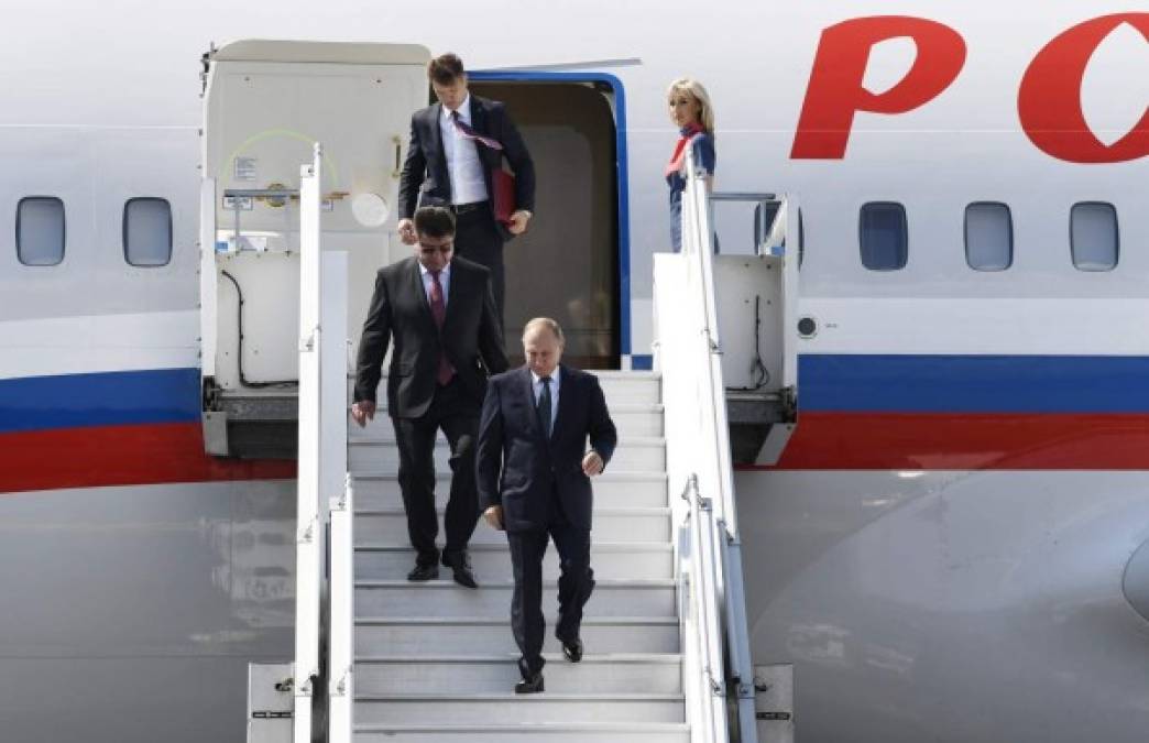 El mandatario llegó a Helsinki en el avión presidencial Il-96, descrito por medios rusos como un palacio flotante.