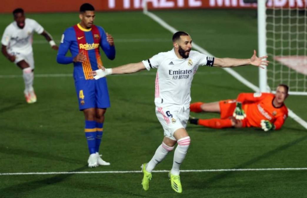 Karim Benzema corre a celebrar su golazo que adelantó al Real Madrid en el clásico.