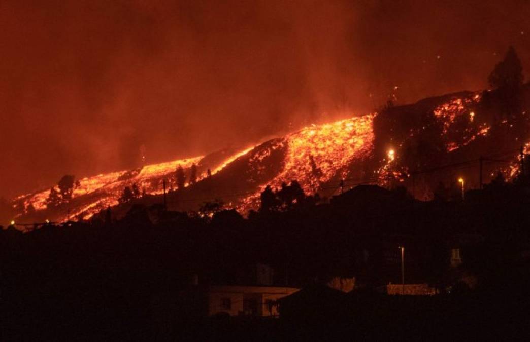 La erupción del volcán arrancó el domingo poco después de las 15H00 locales (14H00 GMT), provocando la evacuación de unas 5.000 personas.