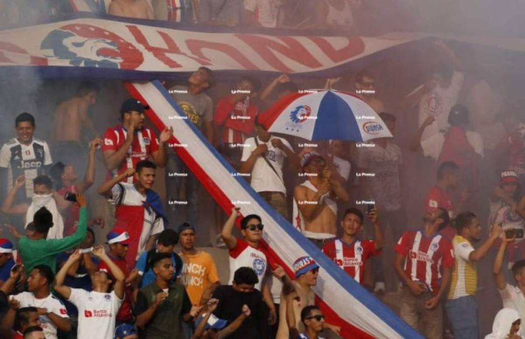 La barra Ultra Fiel del Olimpia hizo su show tras la victoria del Olimpia.