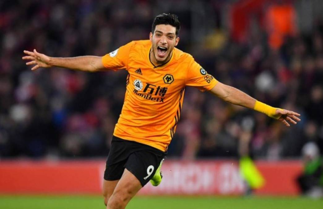 El delantero mexicano del Wolverhampton Wanderers, Raúl Jimenez, se deja querer por los rumores que le vinculan a un posible, aunque no confirmado interés del Manchester United por hacerse con sus servicios, tal y como informa el medio inglés sportsmole.uk.com. En la temporada 2019-20 el delantero ha logrado 22 goles y 10 asistencias en 44 partidos.