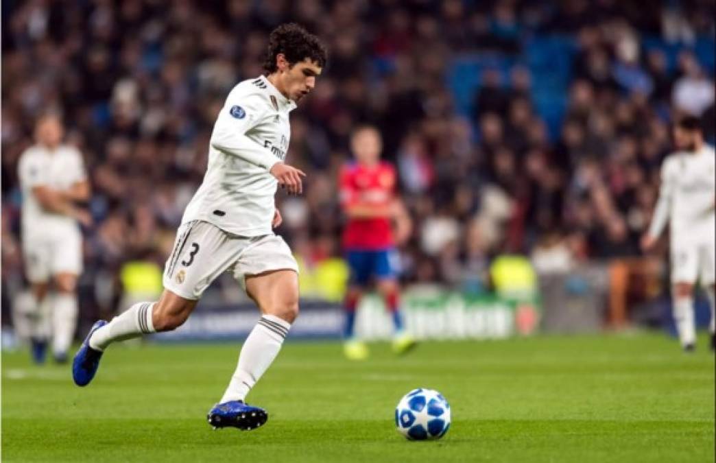 Jesús Vallejo - La idea del Real Madrid es que el defensa central salga cedido o traspasado con opción de recompra para que recupere su nivel y tenga más minutos de juego. Las lesiones no le han permitido brillar en el Madrid.