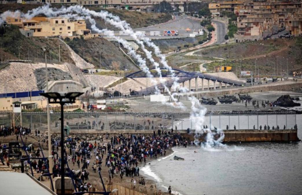 El Gobierno español movilizó hoy al Ejército y advirtió a Marruecos de que defenderá la integridad territorial de sus fronteras 'con todos los medios', después de que cerca de 6.000 inmigrantes irregulares hayan conseguido entrar en la ciudad española de Ceuta ante la pasividad de la gendarmería marroquí.<br/>