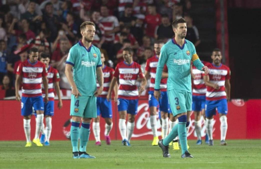 Ivan Rakitic y Gerard Piqué con caras tristes tras el gol del Granada.